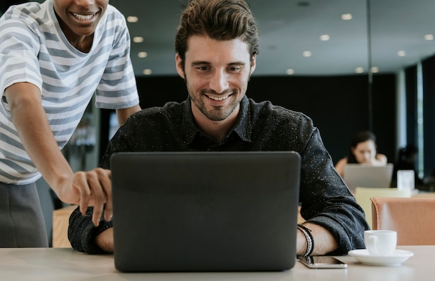 Collega&#39;s in een werkruimte die samenwerken