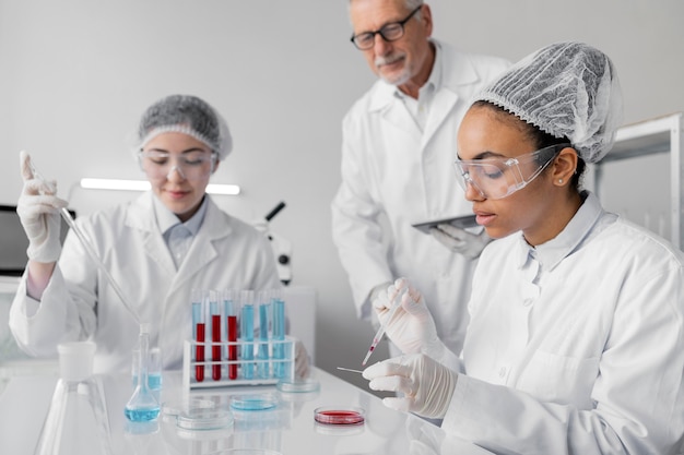 Foto collega's in laboratorium die experimenten doen