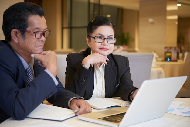 Collega's kijken naar productpresentatie