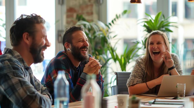 Foto collega's lachen samen in een vergadering.