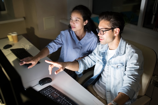 Collega's met behulp van Computer's nachts