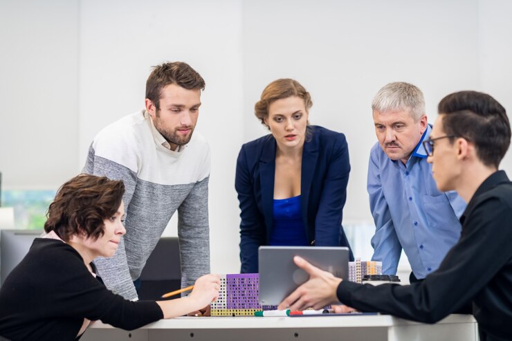 Collega's met een vergadering in een vergaderruimte