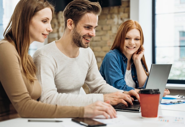 Foto collega's met een zakelijke bijeenkomst in een conferentieruimte