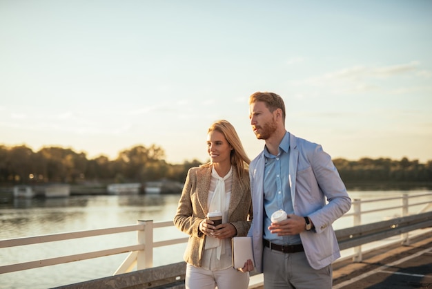 Collega's praten en genieten van koffie en wandelen buiten