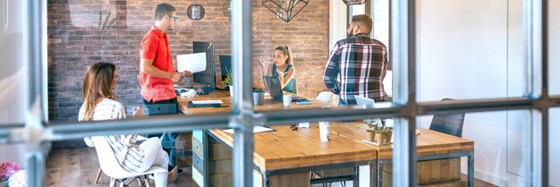 Collega's ruzie in een werkvergadering