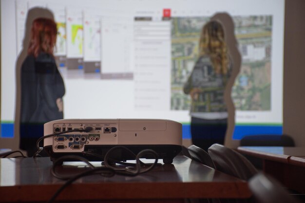 Foto collega's staan bij het projectiescherm op de muur tijdens een vergadering