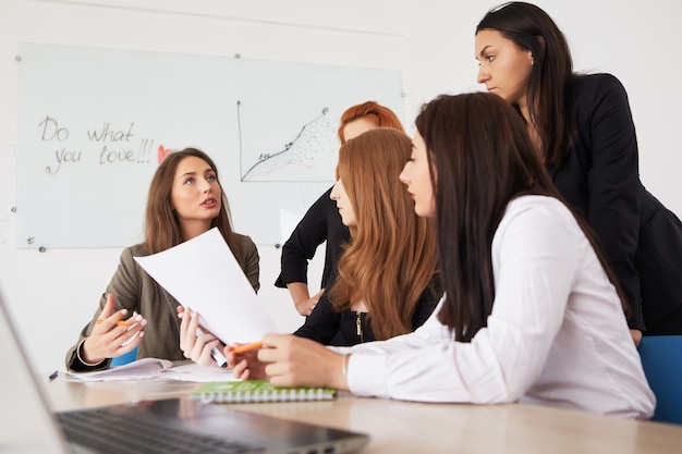 Collega's team op zakelijke bijeenkomst