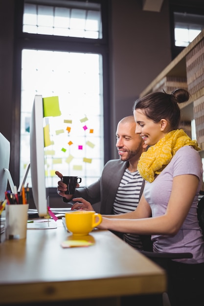 Collega's werken bij computerbureau