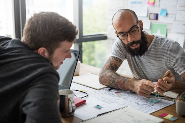 Collega&#39;s werken samen aan websjabloon