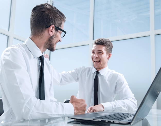 Collega's zitten aan tafel en praten