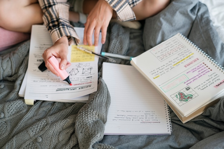 Photo 試験のための女子学生の勉強