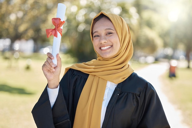 Foto ritratto di laurea universitaria di donna musulmana con certificato di istruzione successo di apprendimento e risultati universitari studente islamico o giovane persona hijab e diploma di studio al parco del campus o all'aperto