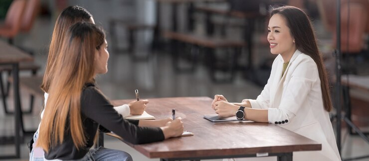 대학 강사와 지도교수는 여대생을 만나 연구에 대한 조언을 합니다. 교육 개념 스톡 포토