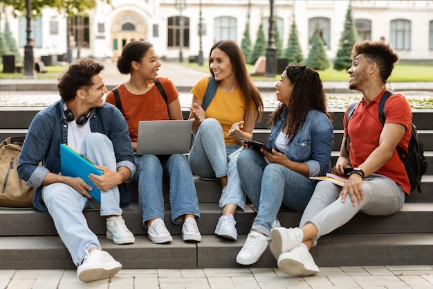 College levensstijl groep studenten ontspannen samen buiten in het campus park