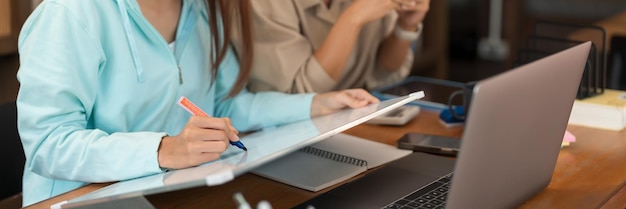 College onderwijs concept Tienermeisje neemt quiz van tutor op whiteboard terwijl studie tutorial