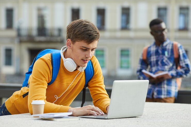Foto college student buitenshuis werken