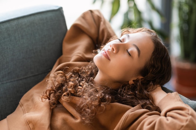 Photo college student girl enjoys peaceful nap on comfortable sofa indoors