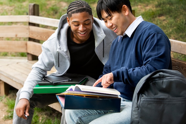 Photo college students cramming outdoor