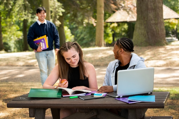 Photo college students cramming outdoor