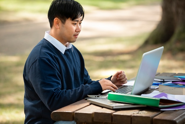 写真 屋外で詰め込む大学生