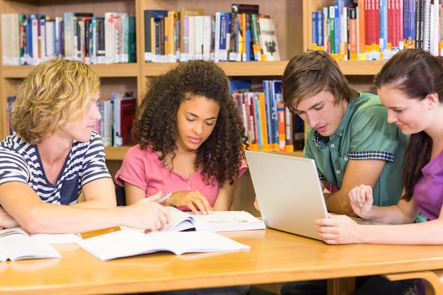 Photo college students doing homework in library