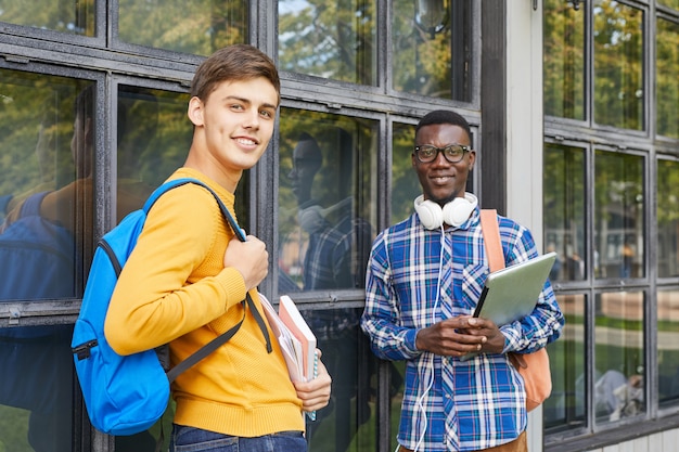 Photo college students posing outdoors