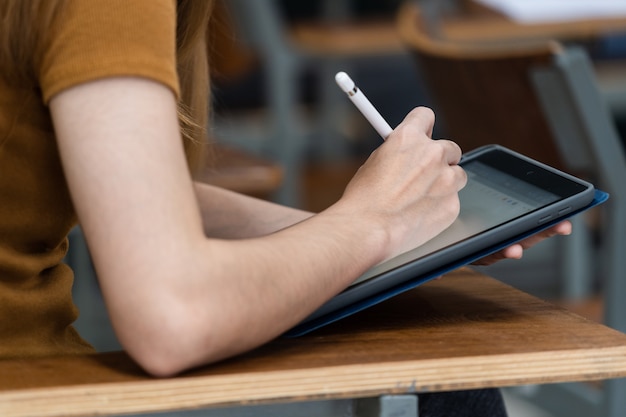 Studenti universitari che studiano in classe