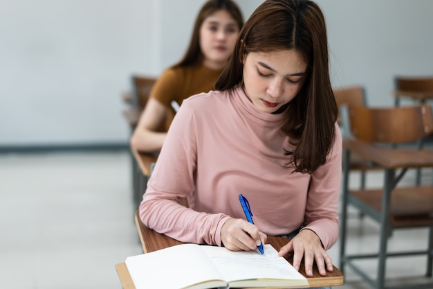 Studenti universitari che studiano in classe