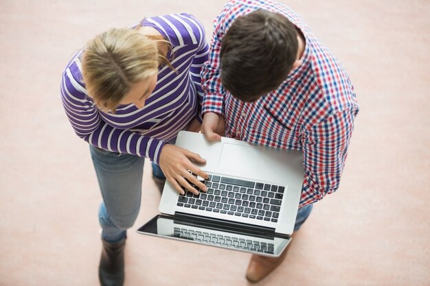 Photo college students working on laptop