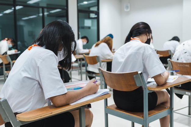 사진 교실에서 집중적으로 기말고사에 글을 쓰는 대학생들