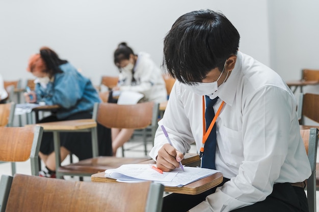 사진 교실에서 집중적으로 기말고사에 글을 쓰는 대학생들