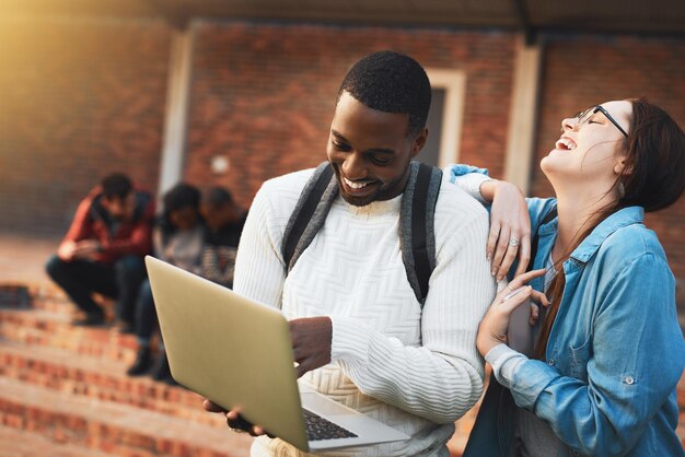 College veel leren en veel plezier Shot van een jonge man en vrouw die samen een laptop gebruiken op de campus