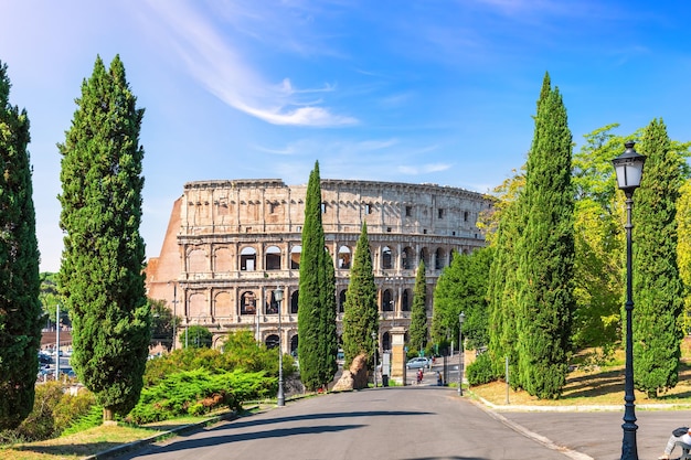 イタリアのオッピオヒル公園から見たローマのコロッセオ