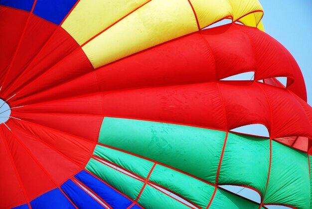 Foto paracadute colorato per il parapendio al mare di pattaya