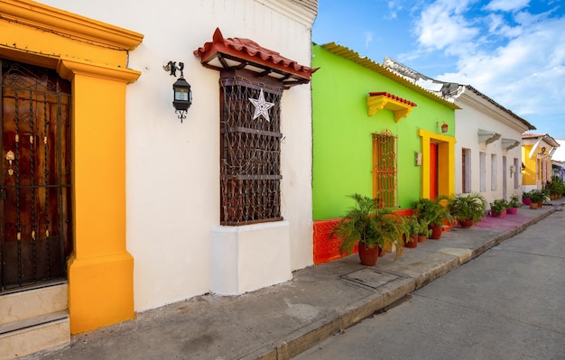 콜롬비아 카르타헤나 성벽 도시 Cuidad Amurrallada 및 유서 깊은 도심의 다채로운 건물