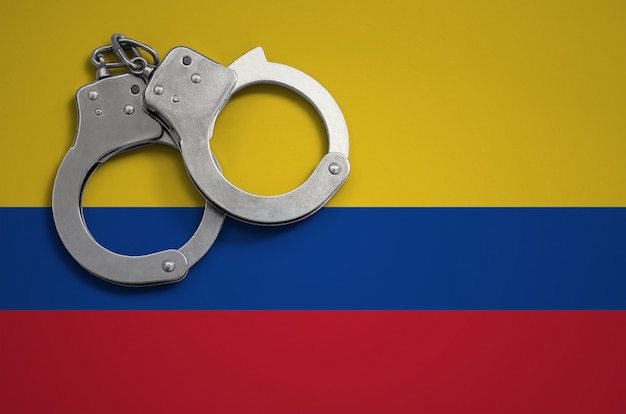 Colombia vlag en politie handboeien. Het concept van misdaad en delicten in het land