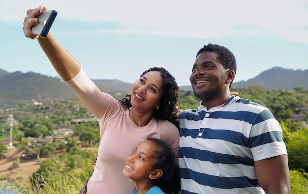 Colombiaanse gelukkige familie die selfie stock foto neemt