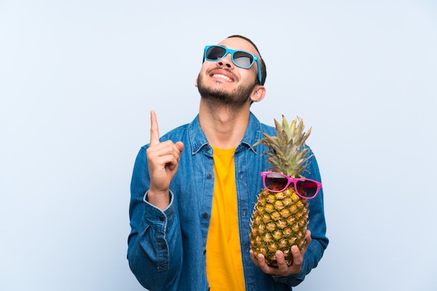 Colombiaanse man met een ananas met zonnebril wijzend met de wijsvinger een geweldig idee