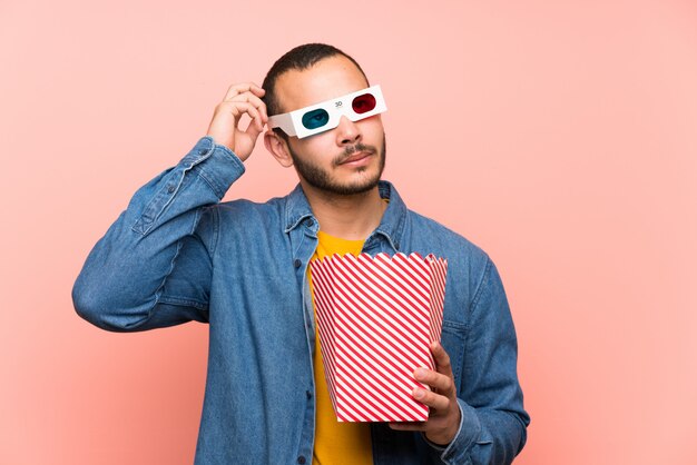 Colombiaanse man met popcorns die een idee denken