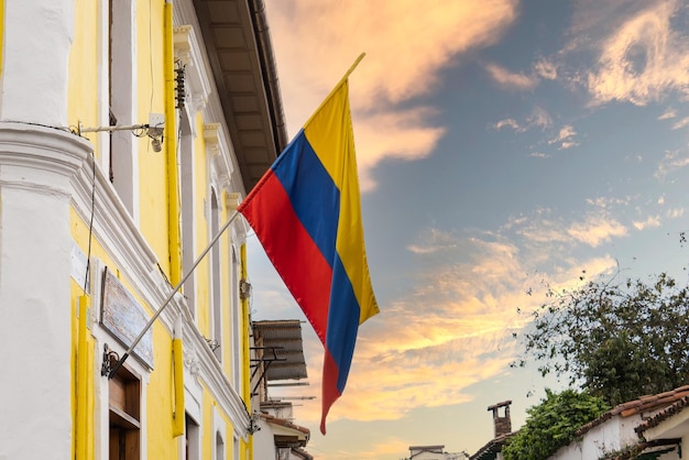 Colombiaanse vlag gehesen op een huis