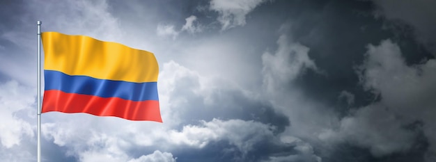 Colombiaanse vlag op een bewolkte hemel
