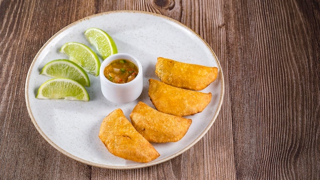 Empanadas colombiani con salsa piccante sul tavolo