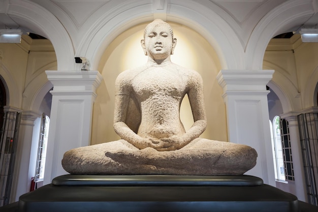 Коломбо, Шри-Ланка - 27 февраля 2017: статуи Будды внутри Национального музея Коломбо, Шри-Ланка. Национальный музей Шри-Ланки - крупнейший музей Шри-Ланки.