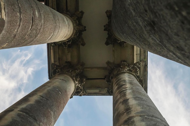 colonade in de buurt van de verlaten kerk in de avond