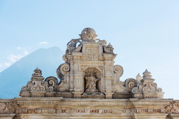 Architettura coloniale nell'antica antigua città del guatemala, america centrale, guatemala