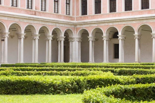 Colonnade behinde the hedge