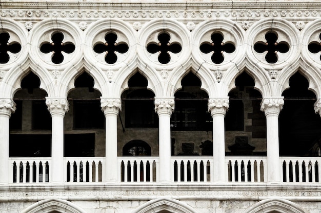 Foto colonnato di palazzo ducale, venezia, italia