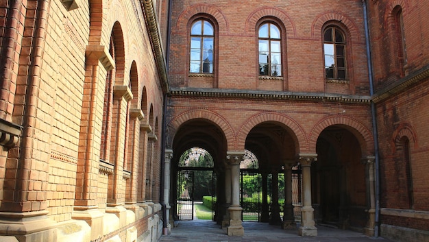 Colonnade en gesmede poort op de binnenplaats van het oude kasteel