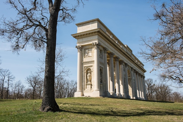 Photo the colonnade on rajstna is a romantic classicist gloriet near valtice town czech republic