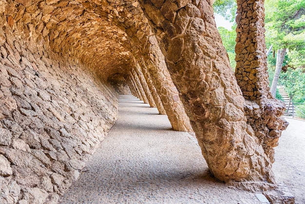 写真 グエル公園バルセロナ カタロニア スペインの列柱の小道